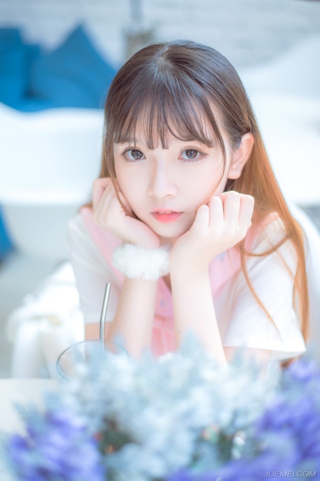 男人天生多情，只是他会对某一个人长情。女人天生专情，但她会对某一个人绝情。男人和一个喜欢的人在一起的时候，心里还有一个或多个她。因为他多情[lizhigushicom]。女人和一个喜欢的人在一起她所想的就是他。即使有更好的男人出现她也不会放弃。因为她的专情。而当她决定放弃一切都没有余地了。因为她绝情!